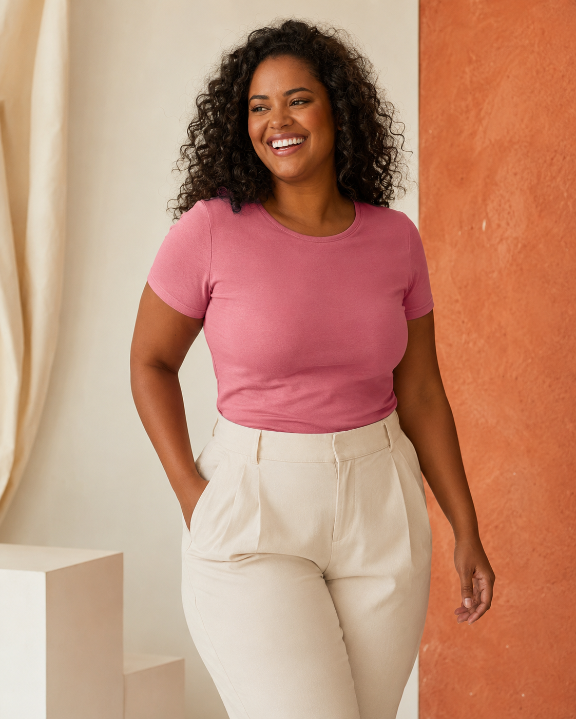 Mulher negra feliz vestindo babylook rosa FORMA
